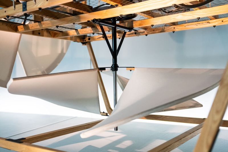 Detailansicht der horizontalen Luftschraube mit Antriebswelle vom  Daimler Einzylindermotor „Standuhr“.  (Fotosignatur der Mercedes-Benz Classic Archive: D577563 (Bild: © Mercedes-Benz AG)