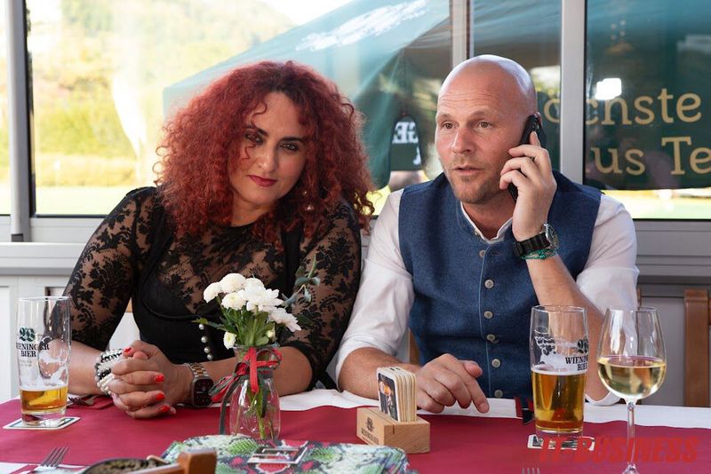 Mit wem telefoniert der Frank Lohmann (Fujitsu) denn schon wieder, fragt sich Besa Agaj (IT-BUSINESS). (Bild: Vogel IT-Medien GmbH)