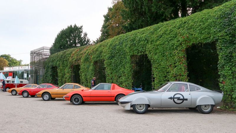 … als Opel GT heraus. Im Vordergrund der Elektro-Rekordwagen aus dem Jahr 1971. (Bild: Peter Diehl)