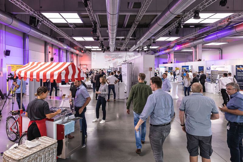 16. Anwenderkongress Steckverbinder: Der Tag 2 auf dem Steckverbinderkongress 2022 hatte den Themenschwerpunkt auf Oberflächen und Werkstoffen. Das umfasste die Konfektion Schwerer Steckverbinder für den Schaltschrankbau ebenso wie Hochstromkontakte für die E-Mobilität und funktionalisierte Oberflächen im Einsatz auf der ISS im Weltraum. (Bild: Elektronikpraxis)