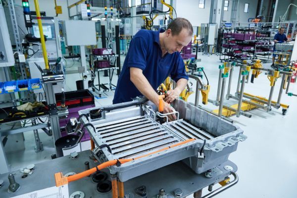 Elektro-Komponenten-Fertigung in Dingolfing für Plug-in-Hybridfahrzeuge.  (BMW)