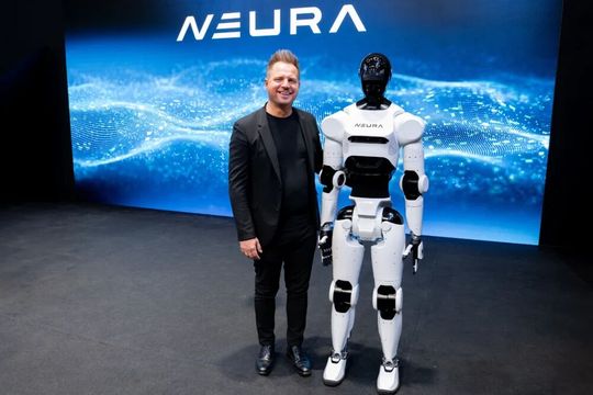 Neura Robotics is a German specialist for humanoid robots (humanoids). Here, co-founder David Reger presents himself with a representative of this artificial species. He has reason to laugh, as the company was recently able to raise over a billion dollars from investors ...(Image: Neura Robotics)