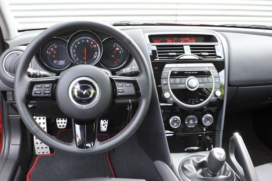 Eine neu gestaltete Mittelkonsole mit unterschiedlichen Bedienelementen in Klavierlack-Optik lässt den Innenraum hochwertiger erscheinen. (Archiv: Vogel Business Media)