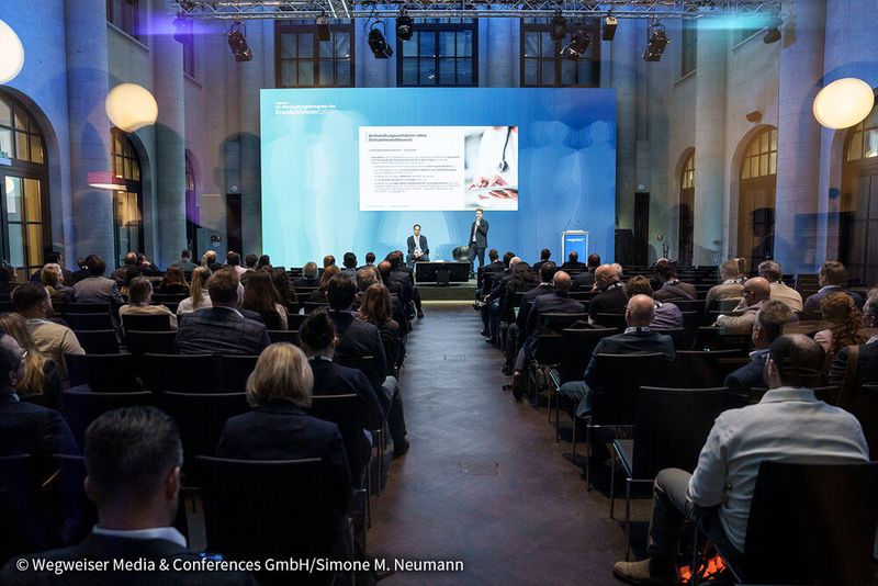 Vom 1. bis 2. Dezember fand der Beschaffungskongress der Krankenhäuser (BKK) im Humboldt Carré in Berlin statt. Die Veranstaltung bot Krankenhausmanagern, Industrievertretern und Einkaufsgemeinschaften die Gelegenheit, Erfahrungen auszutauschen und innovative Lösungen für aktuelle Alltagsprobleme sowie strategische Herausforderungen zu diskutieren. (Bild: © Wegweiser Media & Conferences GmbH / Simone M. Neumann)