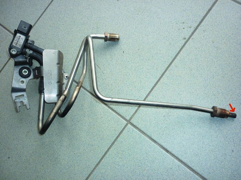 Der abgebrochene Bördelflansch (roter Pfeil) bedeutet eine Undichtigkeit im DPF Überwachungssystem. Diese hat eine unberechenbare Auswirkung, je nach der Zeitdauer ihrer Existens, auf das Adaptionsverhalten des Regenerierungssystems.  (Foto: FCD)