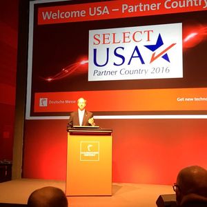 John B. Emerson, US-Botschafter in der Bundesrepublik Deutschland bei der Hannover Messe Preview 2016. Die USA ist in diesem Jahr Partnerland der Messe.