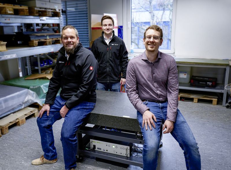 Gemeinsam haben sie die kontaktfreie Abstandsmessung für das neue Bilz System zur Schwingungsisolation ermöglicht: David Brenk (rechts) und die Baumer Sensorexperten Hansgeorg Haffelt (links) und Toni Schnorr (Mitte).  (Bild: Baumer)