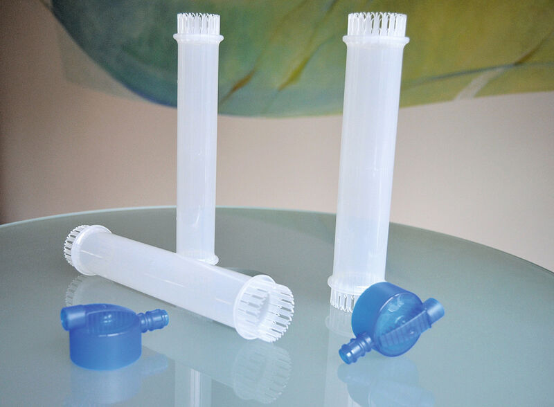 Grundkomponenten aus Kunststoff: Riegler fertigt für Dialysatorengehäuse von Fresenius Medical Care Röhren und Flansche aus Kunststoff. (Bild: Riegler)