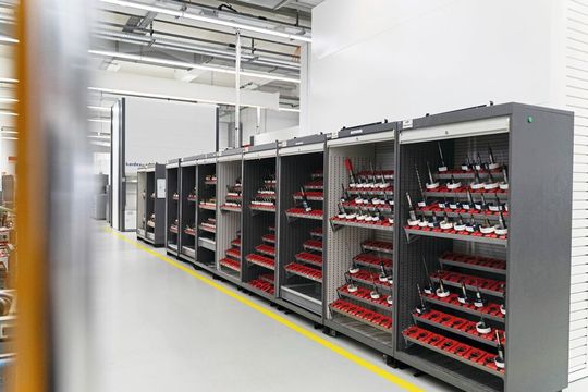 In diesen Schränken lagert ein Bruchteil der tausenden Werkzeugexemplare für den schnellen Zugriff.(Bild:  Turck)