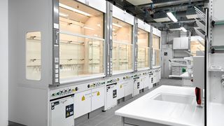 W przypadku szafek dolnych firma Asecos oferuje system wspomagania bezpieczeństwa, który można również zamontować w ramach modernizacji. (Zdjęcie:Asecos)