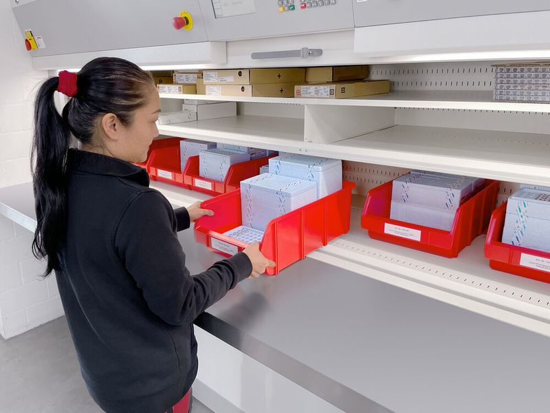 Der Rotomat-Lagerlift von Hänel arbeitet mit der speziellen Steuerung MP 12 N des Herstellers. Sie mache den Umgang mit dem System komfortabel und funktional. Über das Display sucht man den gewünschten Artikel, bestätigt diesen, wird schnell und sicher zum richtigen Lagerplatz desselben geführt. (Hänel)