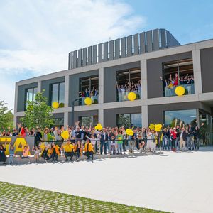 Das neue Firmengebäude in Spanien wird feierlich eröffnet.(Bild:  Vega)