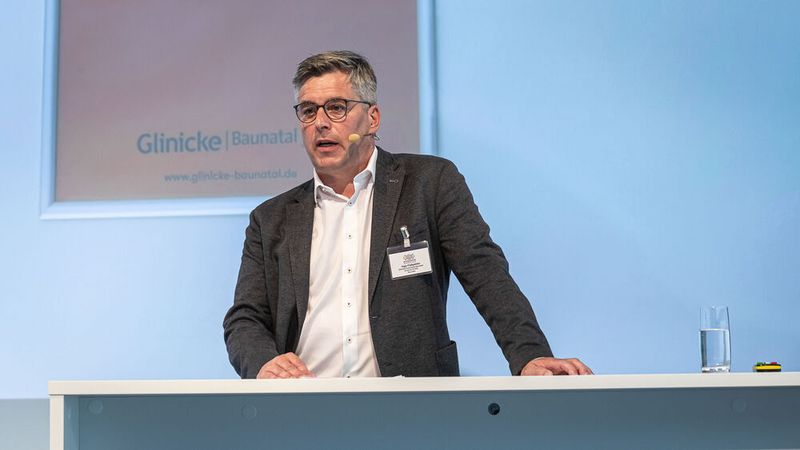 Eine Möglichkeit für größere Autohausgruppen kann es sein, die Kompetenz für besonders aufwendige Reparaturen an einem Standort zu konzentrieren. So hat das die Glinicke-Gruppe mit dem Standort Baunatal getan, den Ingo Flasspöhler den Branchenkollegen vorstellte. (Bild: Stefan Bausewein)