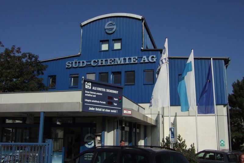Das Süd-Chemie Werk in Moosburg: Am Standort Moosburg produziert die Süd-Chemie seit rund 100 Jahren hochwertige Bleicherden. Die Adsorbentien und Additive der Süd-Chemie werden heute zur Veredelung von Produkten und Prozessen in vielen verschiedenen Industrien eingesetzt, u.a. der Lebensmittel-, Gießerei-, Verpackungs- und Waschmittelindustrie.  (Bild: Süd-Chemie)