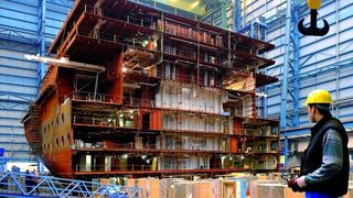 Bild 1: In den Baudocks der Meyer Werft werden etwa 300 m lange Kreuzfahrtschiffe nach dem Prinzip der Block- beziehungsweise Sektionsfertigung hergestellt. (Archiv: Vogel Business Media)