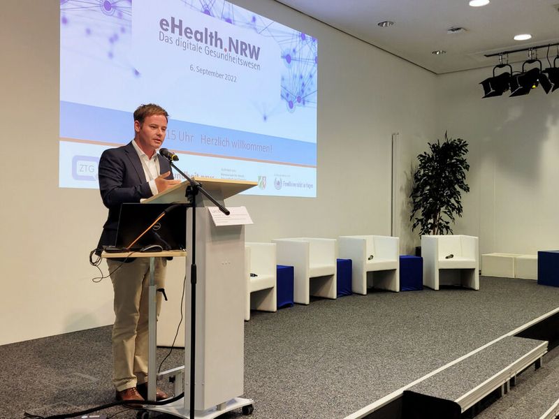 Lars Ehm, Gruppenleiter „Gesundheitsversorgung, Prävention, Digitalisierung der medizinischen Versorgung“ im Ministerium für Arbeit, Gesundheit und Soziales des Landes Nordrhein-Westfalen mit einem Impulsvortrag zur Digitalstrategie des Landes (©ZTG GmbH)