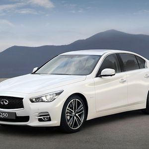 Mit dem Q50 installiert Infiniti nach rund fünf Jahren eine neue Mittelklasse und will mit dynamischer Optik Kunden aus dem deutschen Premium-Lager abziehen.(Foto: Infiniti)
