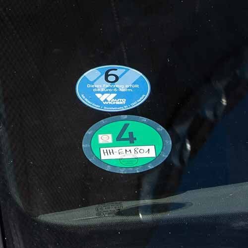 Auf den ersten Blick wirkt die blaue Wichert-Plakette wie eine offizielle Kennzeichnung.(Bild:  Auto Wichert)