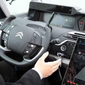 Der PSA-Konzern sorgt für Aufsehen mit so genannten Level-3-Fahrzeugen. Das sind Autos, deren Fahrer weder die Hände am Lenkrad, noch die Aufmerksamkeit auf den Straßenverkehr gerichtet haben müssen.