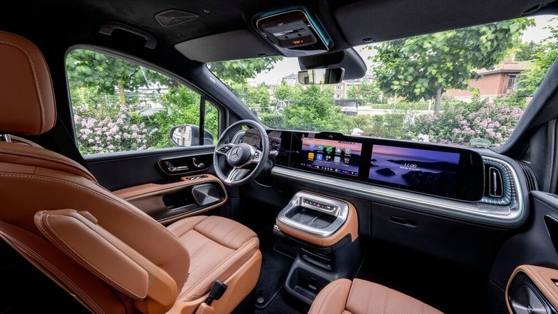 Das Cockpit prägt auf Wunsch der optionale MBUX-Superscreen, der mehrere Bildschirme hinter einer durchgehenden Glasfläche bündelt. (Bild: Mercedes-Benz)