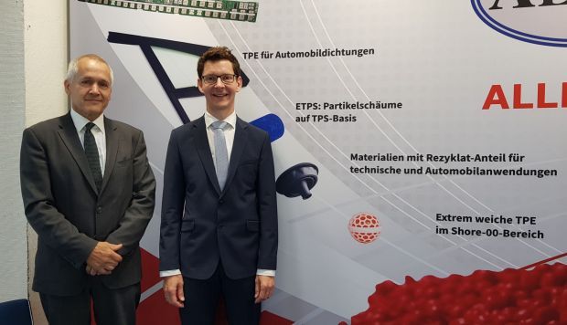 Ein TPE mit Rezyklatanteil stellte Allod vor. Udo Wießner, Mate­rialentwicklung, erläuterte zu der Werkstoffklasse, dass der PP-Anteil in der TPE-Rezeptur bis zu 100 % aus PIR- oder PCR-Rezyklat bestehen kann. Weiterhin können als Weichmacher aufbereitete Öle zum Einsatz kommen. Füllstoffe werden ebenfalls ersetzt, jedoch werden hier nur solche verwendet, die aus PIR-Prozessen stammen. Kurt Gebert, Geschäftsführer Allod (links), betonte, dass für den Serieneinsatz die mechanischen Eigenschaften auf die Anwendung spezifisch angepasst werden müssen.  (Bild: Bild: Redaktion)