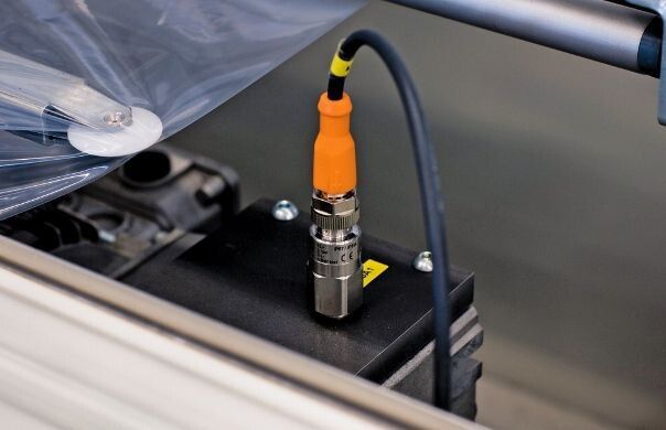 Der Schwingungsdiagnose-Sensor wird direkt in die zu überwachende Maschine geschraubt. (Bild: IFM Consulting)
