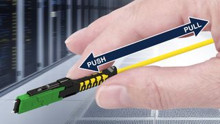 Der Push-Pull-Mechanismus ermöglicht ein sicheres Ein- und Ausstecken auch bei maximaler Portdichte. (Bild: Rosenberger OSI)