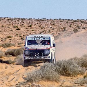 Die Dakar-G-Klasse erhielt ein speziell abgestimmtes Fahrwerk mit Bilstein-Stoßdämpfern und Eibach-Federn, sowie eine verstärkte Vorderachse.(Bild:  Mercedes-Benz AG)