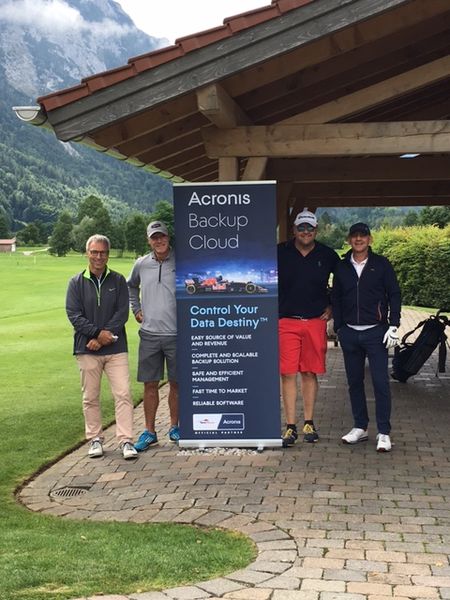 Herbert Fritzenweger (l.), Präsident des Golfclubs Ruhpolding, und sein Team waren startklar. (Vogel IT-Medien GmbH)