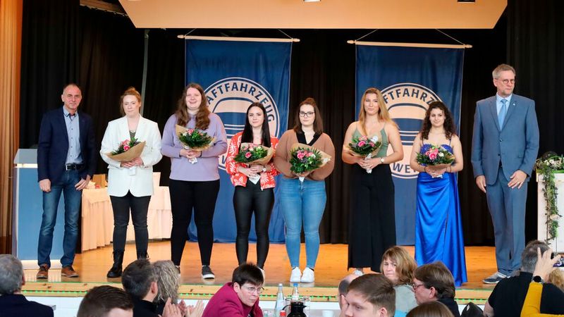 Zur Abschlussfeier und Lossprechung der Auszubildenden der Kfz-Innung Niederrhein begrüßte Obermeister René Gravendyk (r.) sieben Junggesellinnen und 153 Junggesellen, die im Sommer und Winter ihre Gesellenabschlussprüfung als Kfz-Mechatroniker und Kfz-Mechatronikerin mit Erfolg abgelegt haben. Lehrlingswart Michael Blesting sprach die jungen Fachkräfte offiziell von ihren Pflichten frei. Besondere Anerkennung für ihre Leistungen erhielten Sebastian Bohländer aus Issum, außerdem Travis Andrae aus Geldern, Sascha Hoffmann, Wesel, Felix Kauertz aus Kevelaer, Marius Kosinsky aus Emmerich sowie Kristjan-René Montenbruck aus Duisburg.  (Bild: Kfz-Innung Niederrhein)