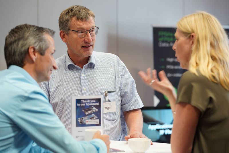 FPGA Conference Europe 2022: Über 70 Sprecher, 100 Vorträge und über 250 Teilnehmer – nach zwei Jahren mit Corona-bedingten Digitalkonferenzen fand die dreitägige FPGA Conference vom 5. bis 7. Juli 2022 endlich wieder als Präsenzveranstaltung statt. Besondere Highlights waren die spannende Keynote von Nick Ni von AMD/Xilinx, die interessante Couchtalk-Expertenrunde, der traditionelle BBQ-Grillabend sowie die vielen glücklichen Gewinner der Verlosungsaktionen.  (Bild: Nadine Stegemann)