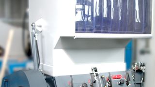 Leises und Effizientes auf der Fakuma: Eine solche Getecha-Trichtermühle vom Typ RS 45090 wird Getecha auf der Fakuma erstmals mit einem neuem, schallgedämmtem Mahlgehäuse vorstellen; das Bild zeigt noch eine RS 45090 ohne Schalldämmung. (Bild: Getecha)