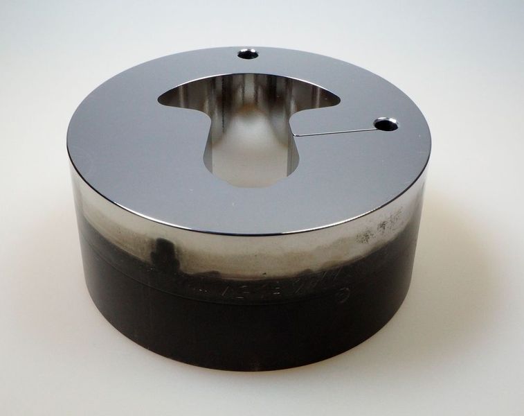 Die Oberflächenbearbeitung von Klein- und Kleinstteilen, wie in der Uhrenindustrie, Mikromechanik oder Elektronik, erfordert besonderes Know-how.  (MAW)