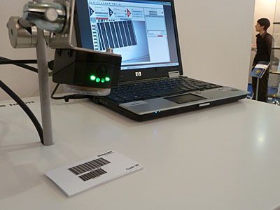 Auf der Fachmesse Euro-ID vom 4. bis 6. Mai 2010 in Köln zeigte Balluff den neuen Vision-Sensor BVS-E zur schnellen
Erkennung von Barcodes und Data-Matrixcodes. (Archiv: Vogel Business Media)