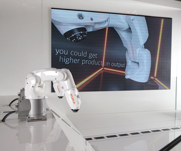 Kuka Sysetms auf der Motek 2016: Mensch-Roboter-Kollaboration an verschiedenen Beispielen. (Kuka)