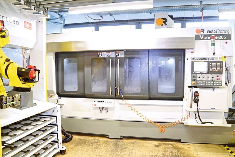 Um die Automation mit dem Xcelerate zu gewährleisten, musste die VC-205 mit einem hydraulischen Spannsystem nachgerüstet werden, genauso wie mit einem automatischen Türöffner und einem Messtaster.  (Anne Richter, SMM)