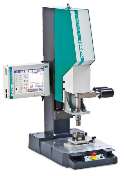 Bild 2: Auf einer vollautomatischen Anlage schweißen 1,2 bis 2,4 kW starke Ultraschallköpfe die Sensorhalterungen in die lackierten Stoßfänger. (Bild: Telsonic)
