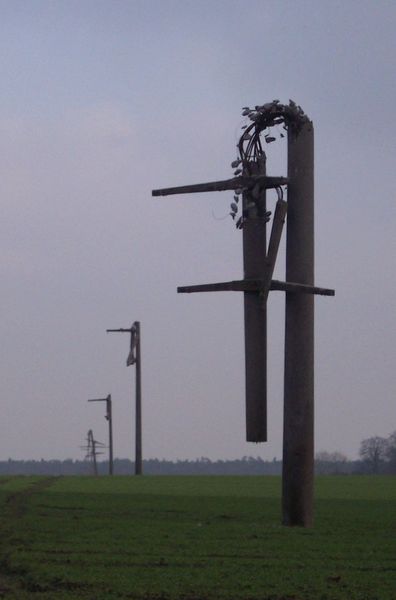 In der ersten Adventswoche 2005 herrschte im Münsterland ein Schneechaos, dem die Strommasten nicht stand hielten. (Bild: Stahlkocher, CC BY-SA 3.0, wikipedia.org)