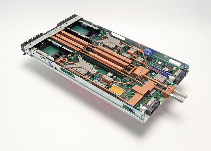 Bild 2: An solchen Serverblades ist eine Warmwasserkühlung möglich, die keine mechanische Kälteerzeugung erfordert und deshalb viel Energie spart. (Bild: www-lrz-de)