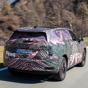 Das Heck ist eher kantig definiert und trägt ein paar Volvo- und BMW-Gene in sich.(Bild:  Skoda)