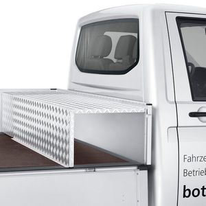 Mit dem Staufach für Pritschen kann Arbeitsmaterial wie Schaufeln und Besen sicher untergebracht werden.(Bild:  Bott)