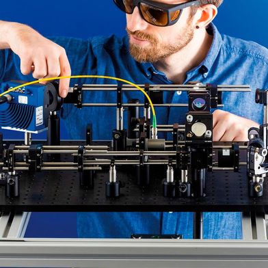 Die Qualitätsanforderungen an Folienverpackungen steigen. Gleichzeitig setzen viele Unternehmen auf recycelbare Folienmaterialien, die aber ihre Tücken haben. Fraunhofer-Forscher haben deshalb ein flottes System entwickelt, das Probleme in Echtzeit erkennt. (Bild: Fraunhofer IKTS)