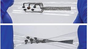 SIRES-basierte Bioelektronik beim Dehnen (oben) und Verdrehen (unten). Der Maßstab beträgt 1 cm. (Bild: Wei Gao Lab/Caltech)