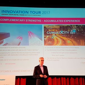 Dr. Ingo Hofacker, Senior Vice President Internet-of-Things, T-Systems Digital Division, stellte die Telekom Cloud of Things vor, die die Plattform Cumulocity IoT nutzt.(Bild:  Oliver Schonschek, IT-BUSINESS)