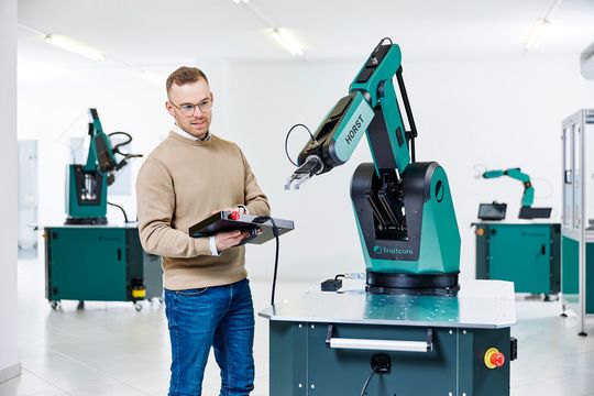 Hier sieht man den Digital Horst1000, der Neue von Fruitcore Robotics. Er kann jetzt 8 Kilogramm handeln und hat eine Reichweite von 1.018 Millimetern. Was das neue Robotersystem, das den Digital Horst900 ablösen wird, sonst noch kann, erfahren Sie hier. Hier sieht man den Digital Horst1000, der Neue von Fruitcore Robotics. Er kann jetzt 8 Kilogramm handeln und hat eine Reichweite von 1.018 Millimetern. Was das neue Robotersystem, das den Digital Horst900 ablösen wird, sonst noch kann, erfahren Sie hier.