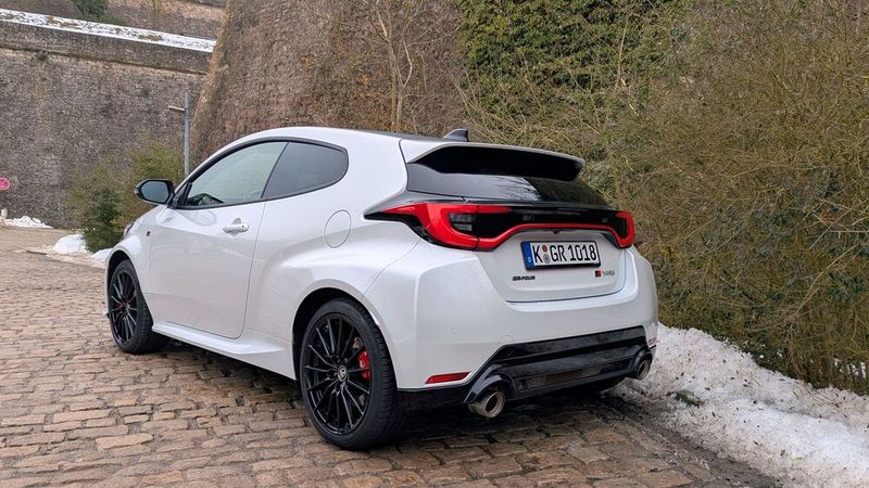 In unschuldigem Weiß kann man den Hot Hatch schnell mit einem normalen Kleinwagen verwechseln – doch wehe, wenn er losgelassen. Vor allem die Fahrer leistungsstarker Premium-SUVs konnten es auf der Autobahn nicht fassen, was ihnen da gerade davonfuhr. (Bild: Rosenow – VCG)