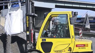 Der im Bodenbereich aufgeschnittene Bigbag wird mit Hilfe des 3,5-Tonners von Hyster entladen. (Bild: Zeppelin Rental)
