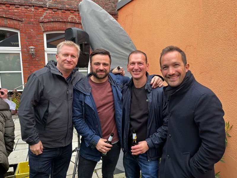 Die Microsoft-Kollegen lassen sich diese legendäre Party nicht entgehen: (v. l.) Michael Winkelmann, Marcel Maul, Ermin Licina und Korbinian Steiner. (Bild: Vogel IT-Medien GmbH)