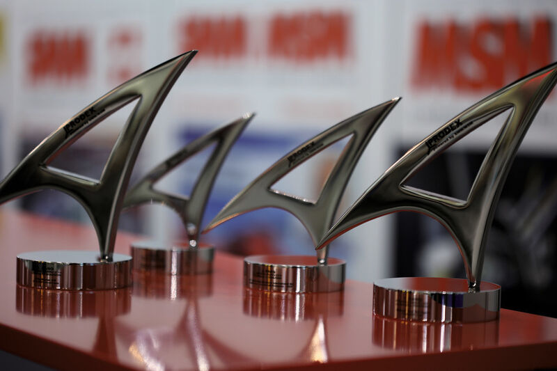 In 2014 mussten 4 Awards angefertigt werden, weil Platz eins zwei Mal vergeben wurde: an die Studer AG und die Mikron Tool SA Agno. (Bild: Böhm)