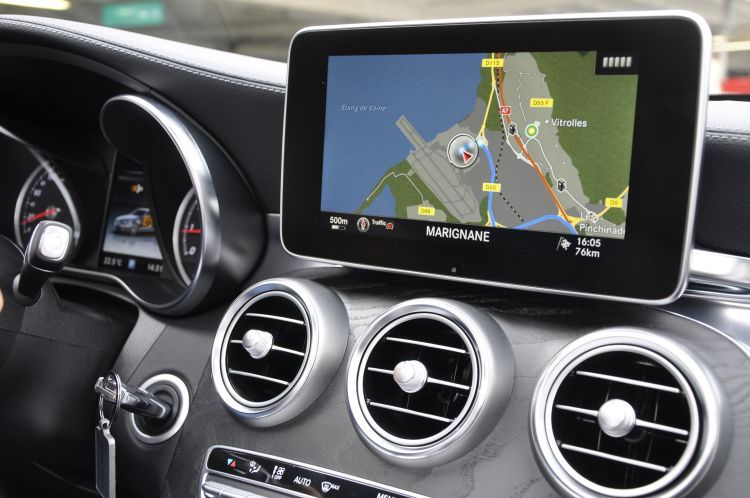 Die Mittelkonsole dominiert ein freistehendes Zentraldisplay mit 17,78 Zentimetern (7 Zoll) – bei der Ausstattung mit „Command Online“ kommt der Bildschirm auf 21,33 Zentimetern (8,4 Zoll) Bilddiagonale. (Foto: Richter)